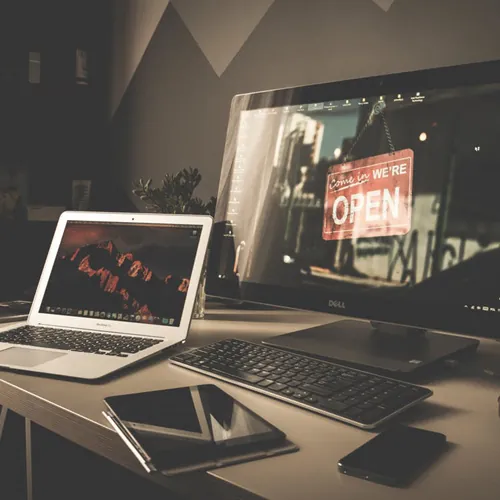 Postazione di lavoro con computer