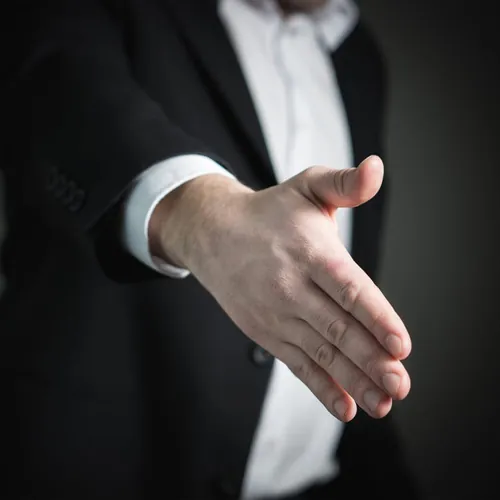 Mano tesa per una stretta di mano